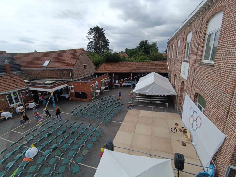 La cour de l’école prête pour les festivités!